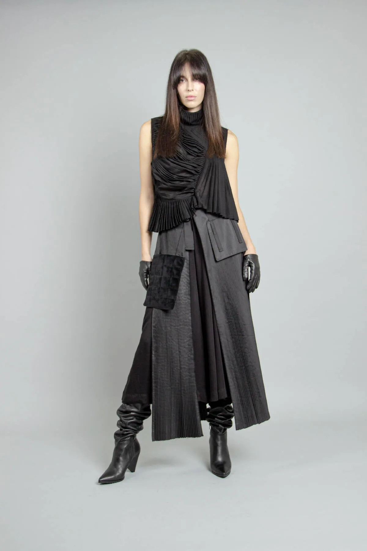 Culottes With Pleated Overwrap Elements and Detachable Pockets