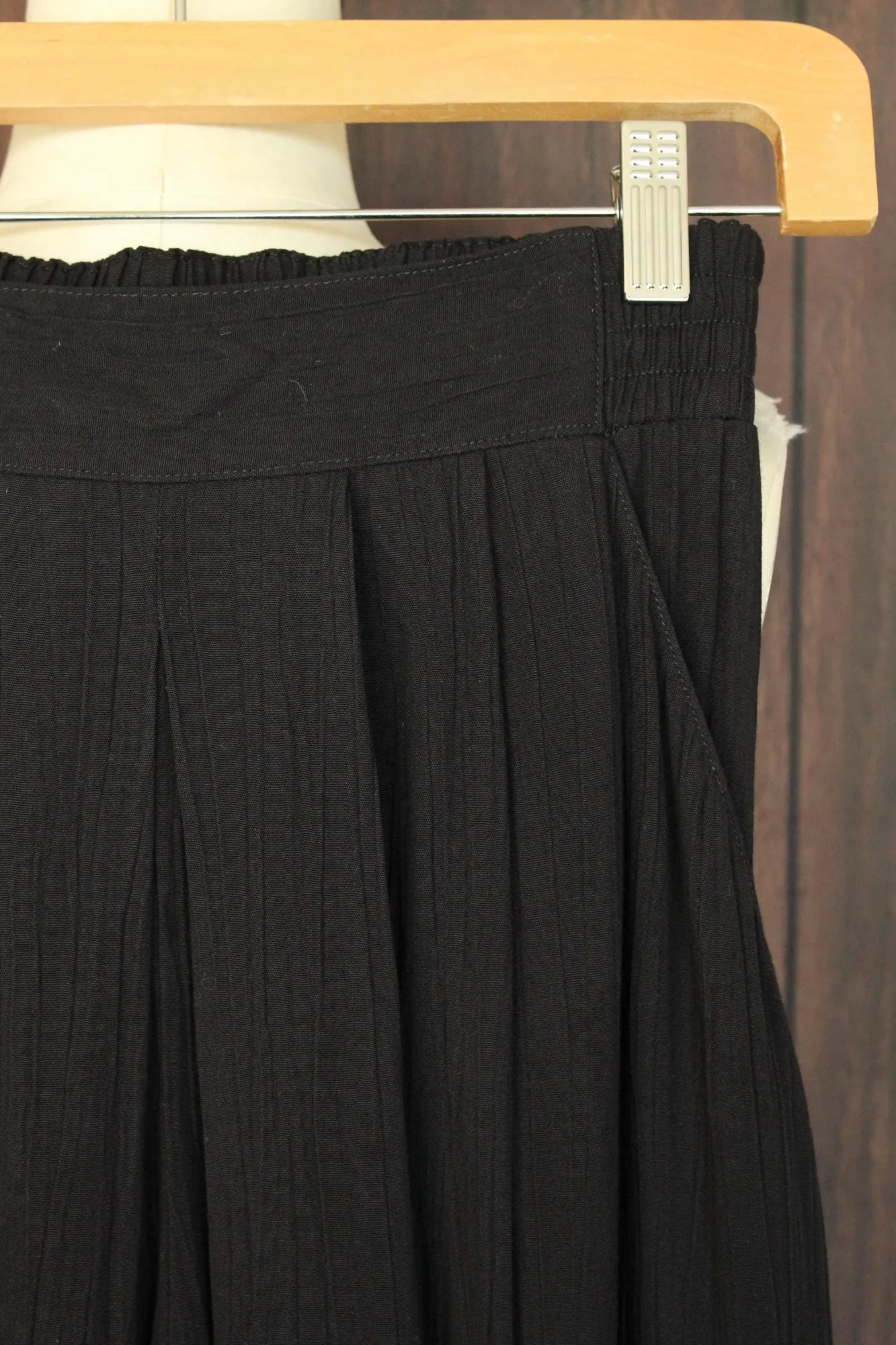 Vintage 1990s Carole Little Petites Black Knee Length Culottes with Pockets