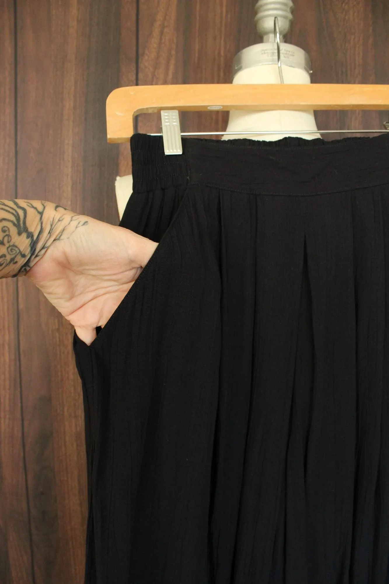 Vintage 1990s Carole Little Petites Black Knee Length Culottes with Pockets