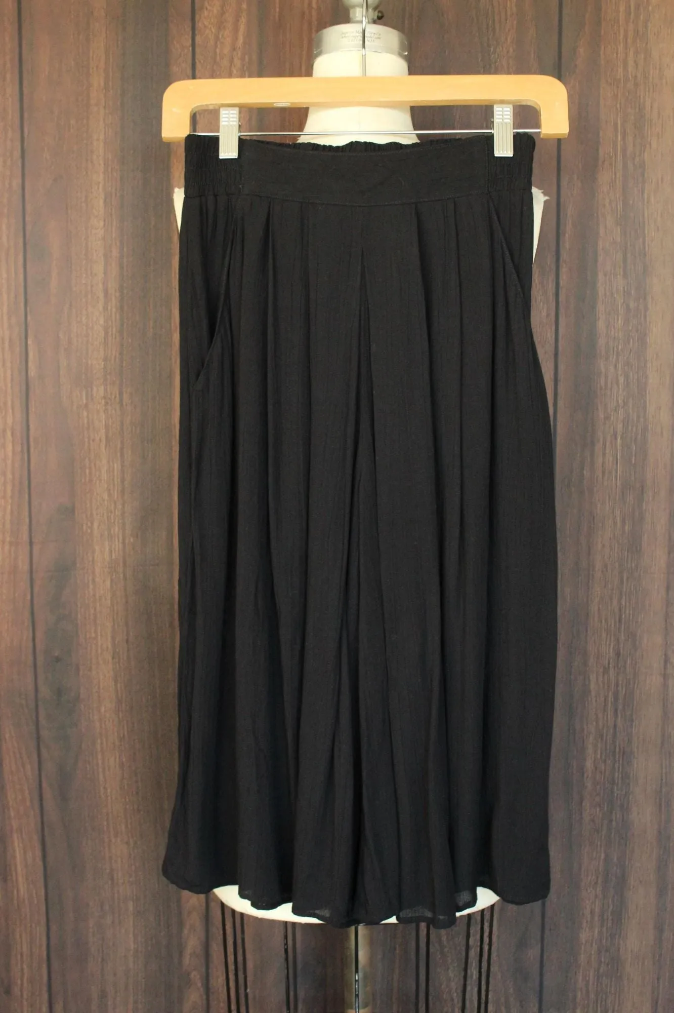 Vintage 1990s Carole Little Petites Black Knee Length Culottes with Pockets